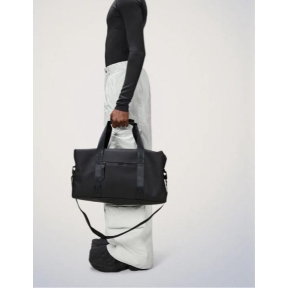 RAINS Trail Gym Bag 🖤 Black 🖤 water resistant 🖤 NWT - Picture 3 of 10